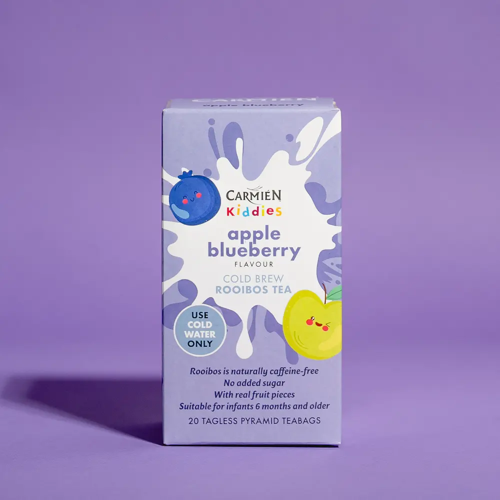 Carmien_SA_Kiddies_QR_page23 CarmiƩn Apple Blueberry flavoured kiddies cold brew rooibos tea is a delicious, fruity blend of Rooibos with Apple pieces, Blueberry flavouring and a Forest berry blend, with added stevia leaf for natural sweetness without added sugar.