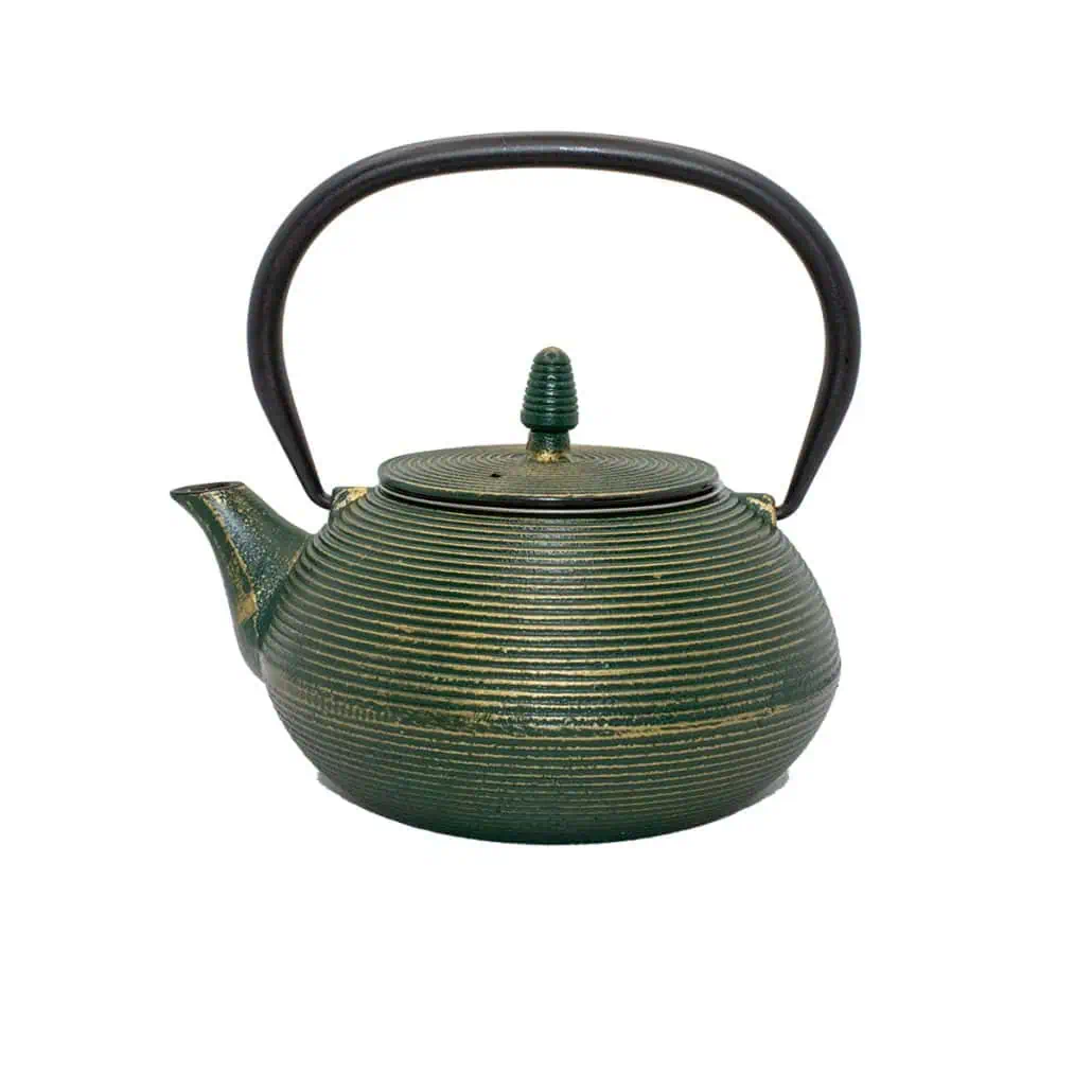 Handcrafted green cast iron teapot with a textured finish, perfect for brewing traditional Carmién tea and other herbal infusions. Durable and stylish for everyday use.