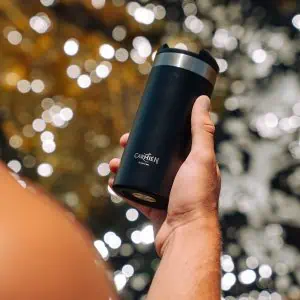 Elegant black Carmién travel mug for hot beverages.